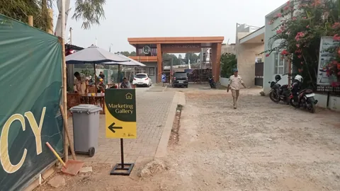Area menuju marketing gallery Bumi Citra Regency Serpong dengan papan penunjuk arah