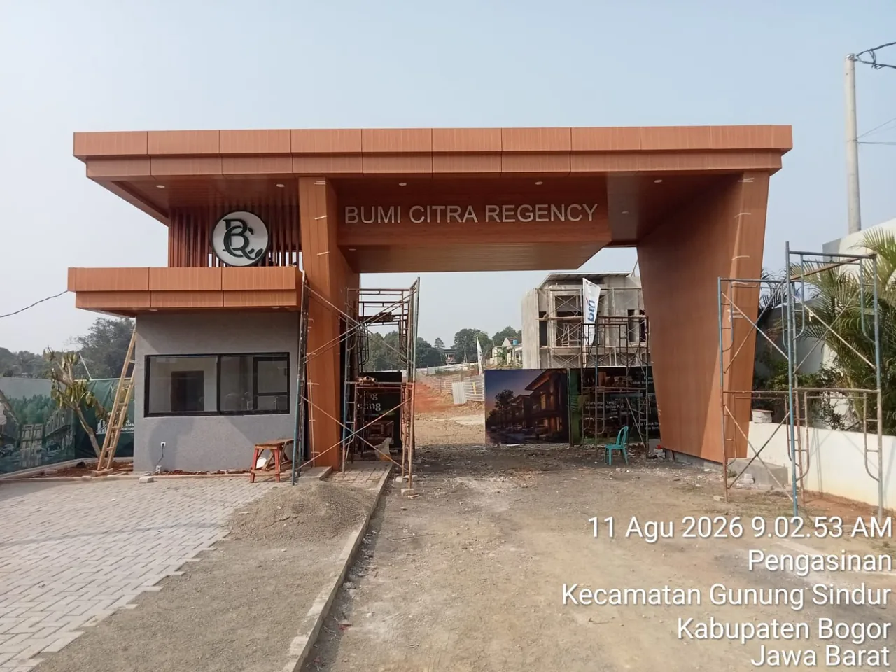 Progress pembangunan Bumi Citra Regency Serpong 11 Agustus 2026, gerbang masuk dan jalan paving kawasan